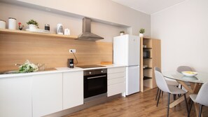 Køleskab, mikrobølgeovn, ovn, kogeplade