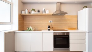 Køleskab, mikrobølgeovn, ovn, kogeplade