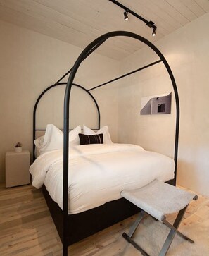 3 bedrooms, desk, iron/ironing board, WiFi