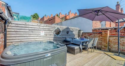 Luxury Lincoln Home - Sleeps 8 - Hot Tub - Pets