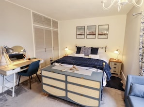 House | 3 bedrooms, iron/ironing board, free WiFi, bed sheets - Luxury Lincoln Home - Sleeps 8 - Hot Tub - Pets (Lincoln)