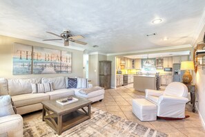 Smart TV, fireplace, computer monitors - OPEN Ormond Beach access-A1A project has not blocked our street access to ocean! (Ormond Beach)