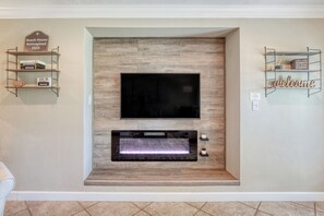 Interior - OPEN Ormond Beach access-A1A project has not blocked our street access to ocean! (Ormond Beach)