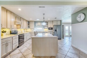 Fridge, microwave, oven, stovetop - OPEN Ormond Beach access-A1A project has not blocked our street access to ocean! (Ormond Beach)