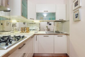 Fridge, microwave, oven, coffee/tea maker - Cosy Apartment via Lorenteggio (Milano)