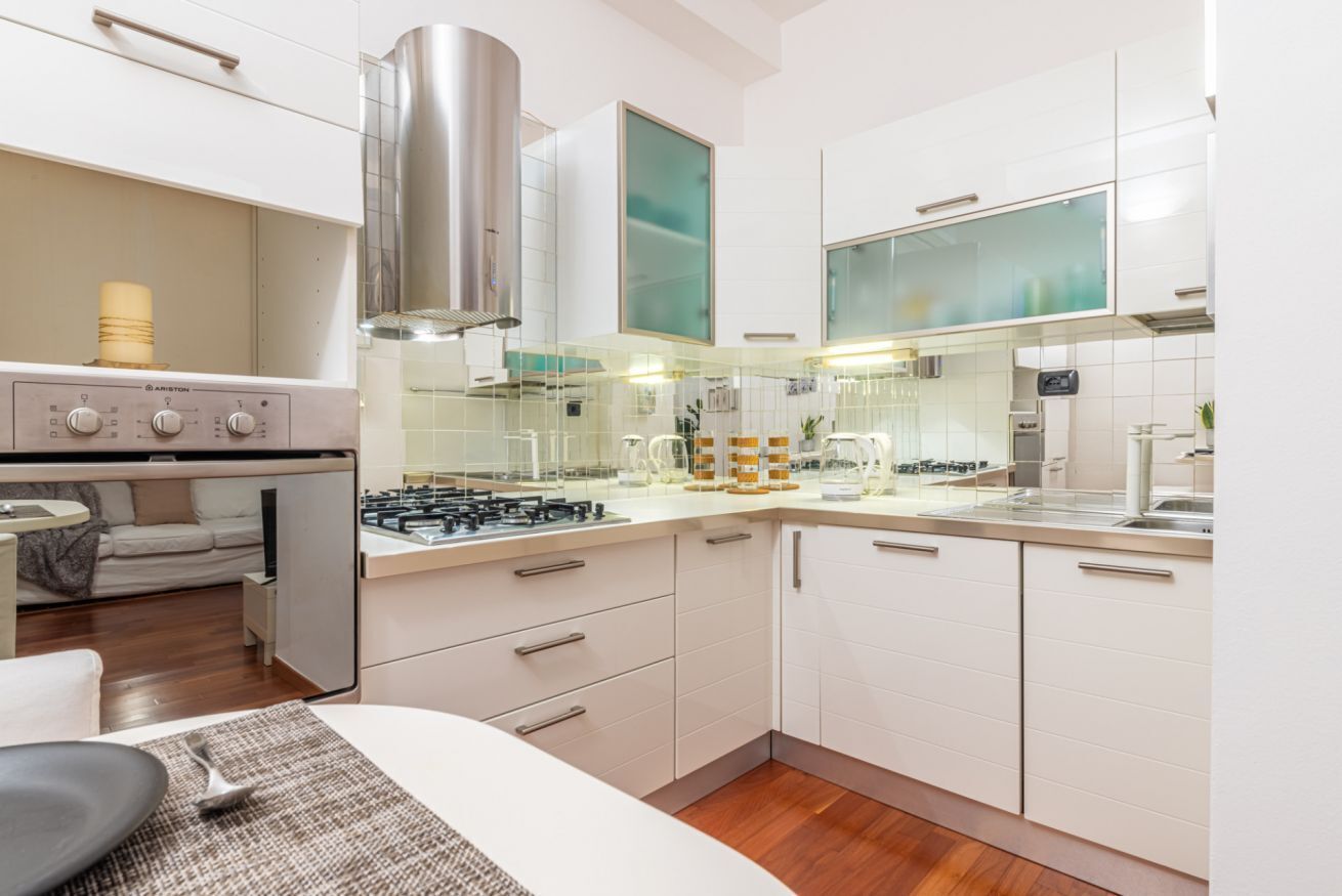 Kühlschrank, Mikrowelle, Ofen, Wasserkocher mit Kaffee-/Teezubehör