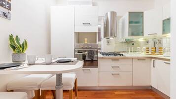 Een koelkast, een magnetron, een oven, een koffiezetapparaat/waterkoker