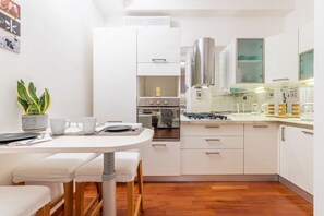 Réfrigérateur, micro-ondes, four, cafetière/bouilloire