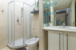 Douche, sèche-cheveux, serviettes fournies