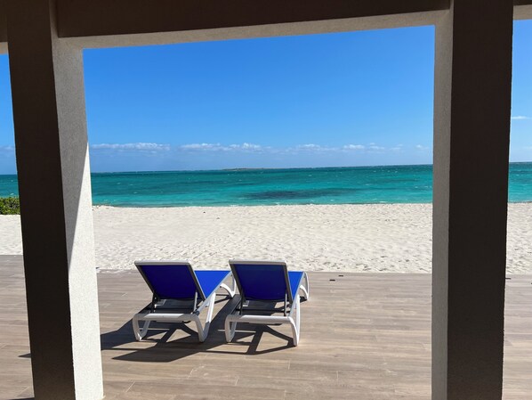 Na praia, espreguiçadeiras, toalhas de praia