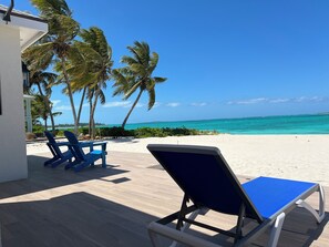 På stranden, solsenger og strandhåndklær