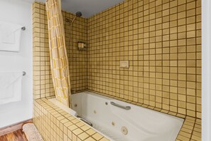 Haartrockner, Handtücher, Seife, Shampoo
