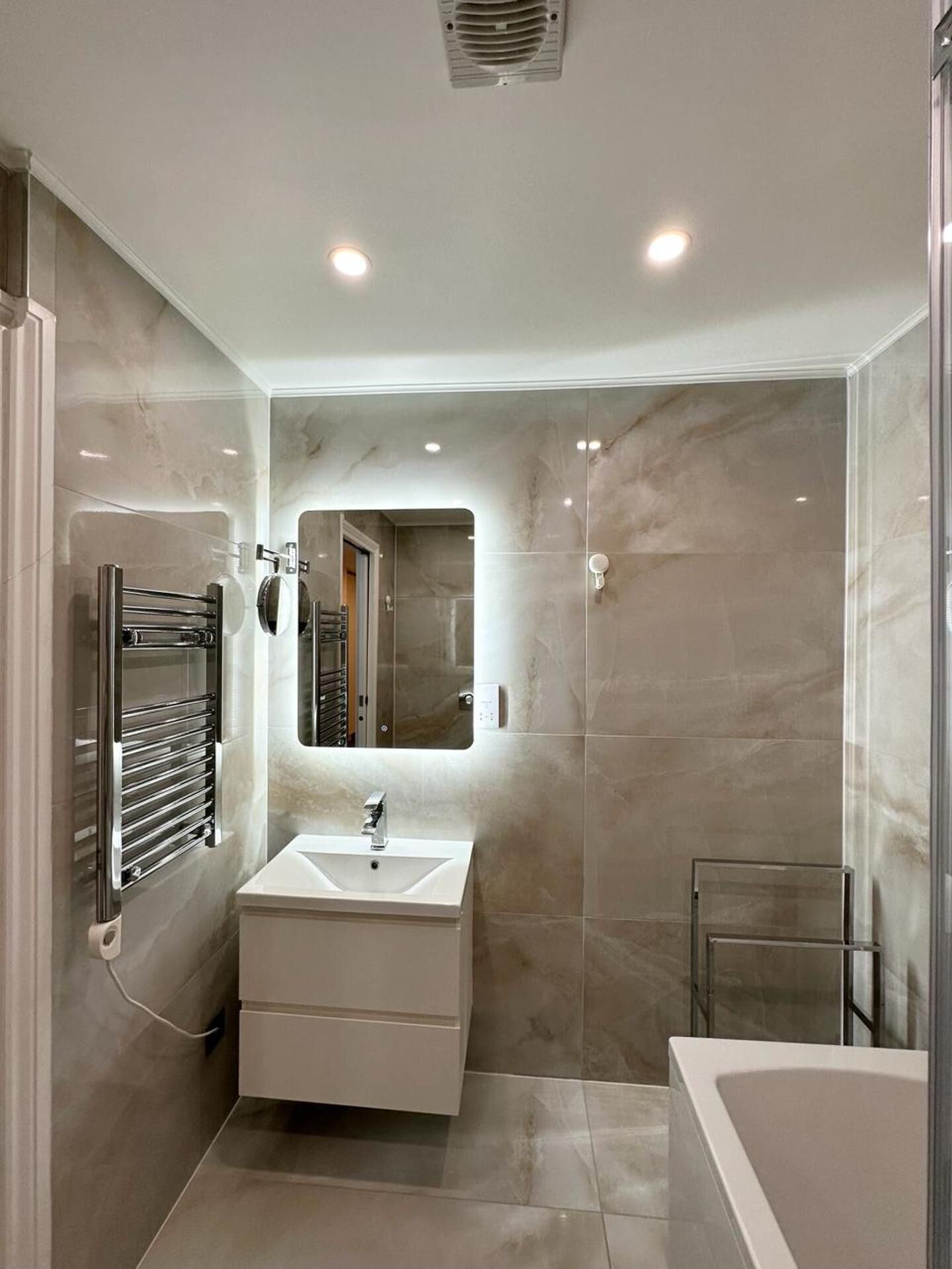 House | Bathroom | Shower, deep-soaking bathtub, towels