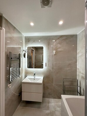 Bathroom - House in Croydon Welcomes you to Comfort and Style (Croydon)