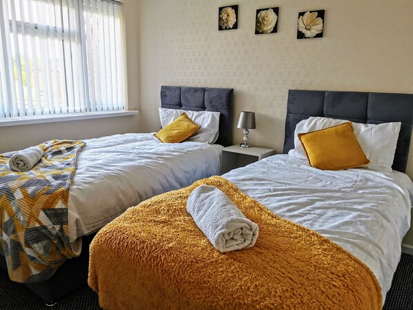 House | 3 bedrooms, iron/ironing board, WiFi (free), bed sheets - 3bed Full House - Free Parking - Family Friendly! (Wolverhampton)