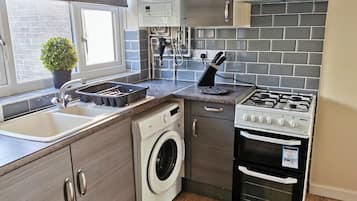 House | Private kitchen | Fridge, microwave, oven, stovetop