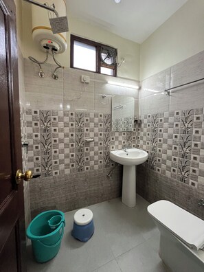 Family Room, Hill View | Bathroom | Free toiletries, bidet - Snow Mount View (Dalhousie)