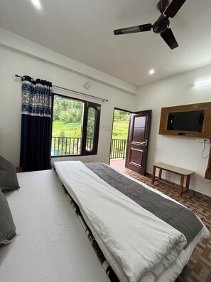 Deluxe Room, Hill View | Soundproofing, WiFi (free) - Snow Mount View (Dalhousie)