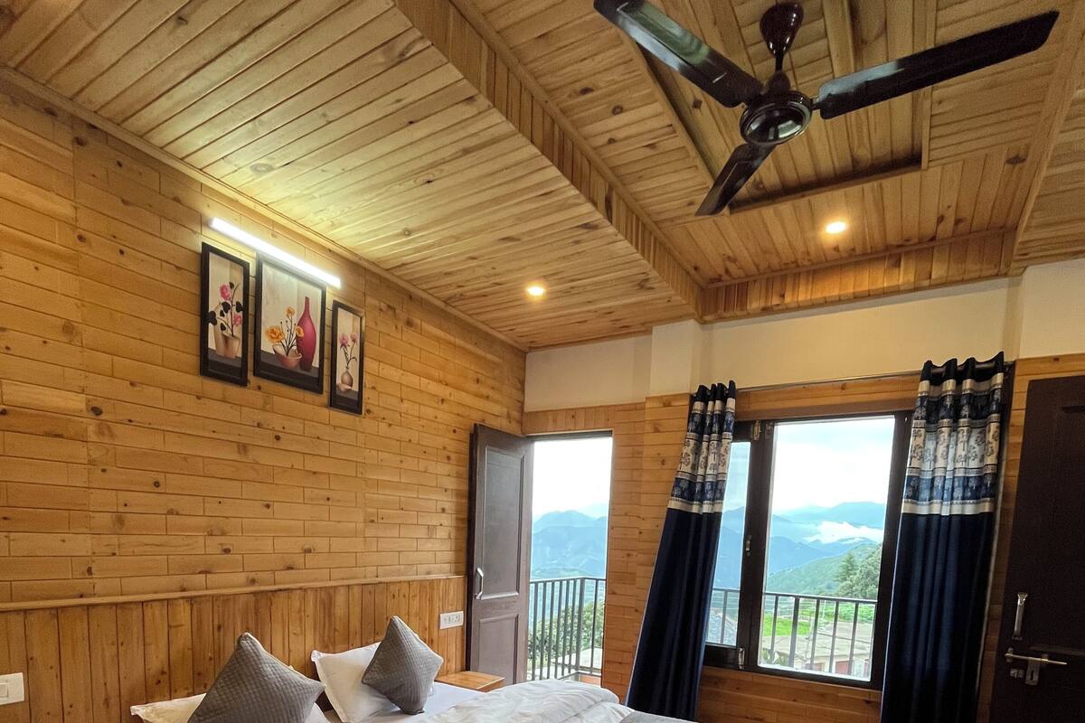 Family Room, Hill View | Soundproofing, free WiFi