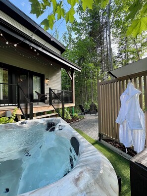 Terrace/patio - Mini chalet pour 2 -SPA et plein air -Le EVA (Adstock)