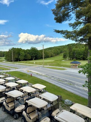 A golf course with a pavilion, a road, and a row of golf carts. - Tiny cottage for 2 -SPA & outdoor -Le EVA (Adstock)