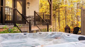 Extérieur- SPA privé, balcon avec BBQ, coin feu