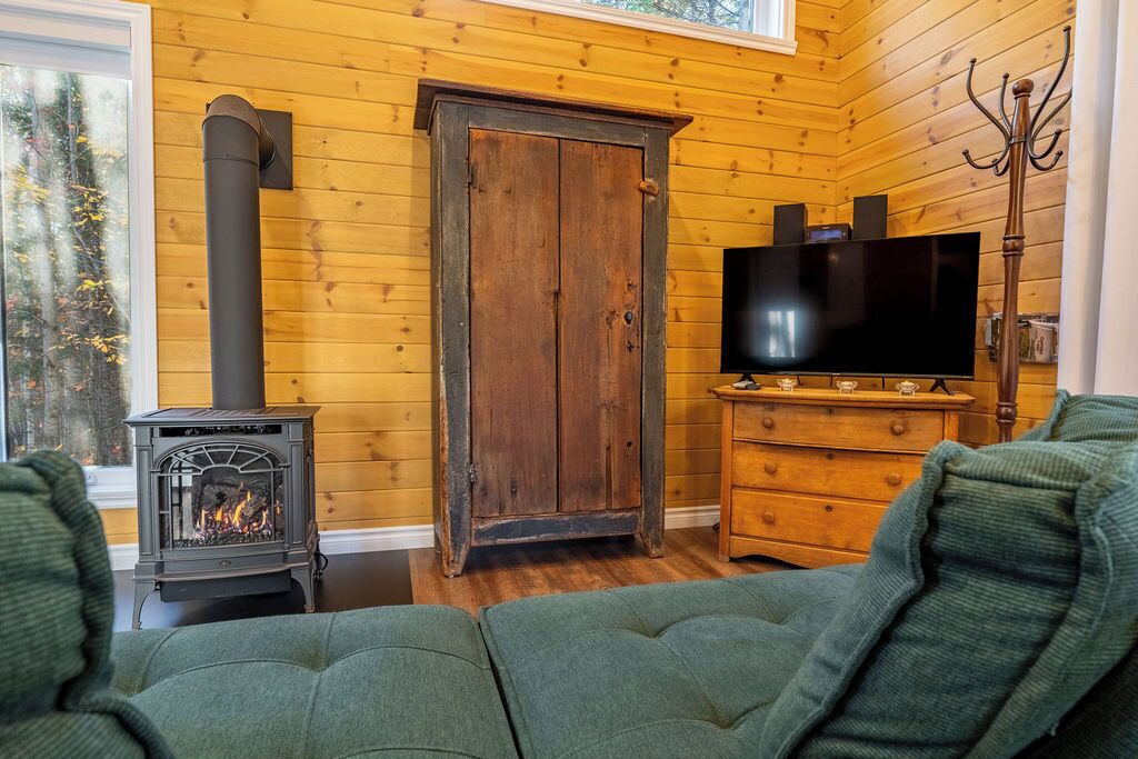 Smart TV, fireplace, stereo