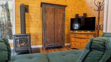 Smart TV, fireplace, stereo