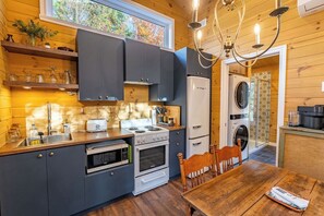 Kühlschrank, Ofen, Herdplatte, Küchenrolle