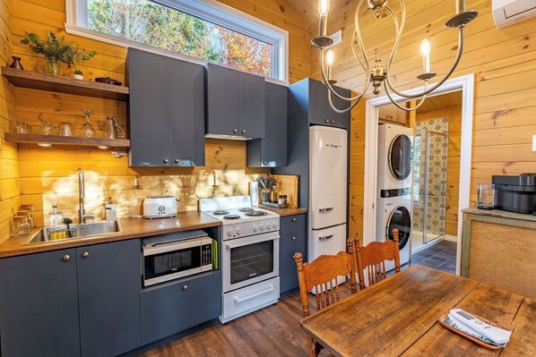 Refrigerador, horno, placa de cocina, servilletas de papel