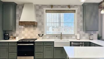 Microondas, horno, placa de cocina, lavavajillas