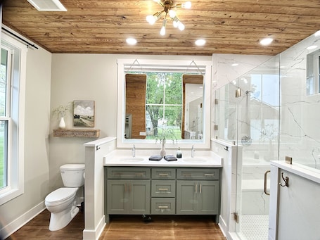 Shower, hair dryer, towels, soap. Luxury Home Near Crater of Diamonds
3 King Beds 2 Full Baths
Sleeps 7