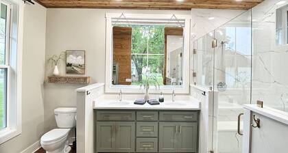 Luxury Home Near Crater of Diamonds
3 King Beds 2 Full Baths
Sleeps 7