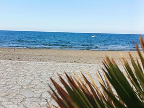 A beach with a stone pavement and a view of the sea. - Appartamenti Abate  Conchiglia Home  (Alcamo)