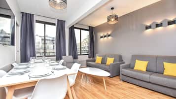 Family Apartment, City View | Living area