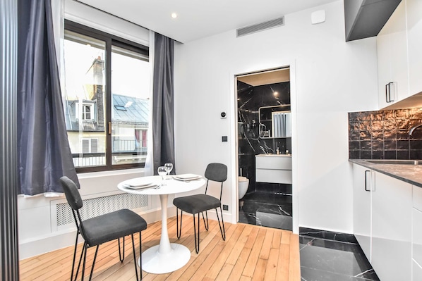 Deluxe Studio | Living area | TV