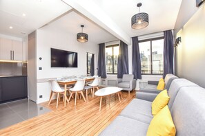 Apartemen Keluarga, pemandangan kota | Area keluarga | TV