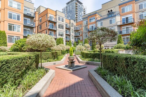 Seattle Among The Trees: in Belltown with Parking!