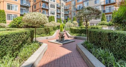 Seattle Among The Trees: in Belltown with Parking!