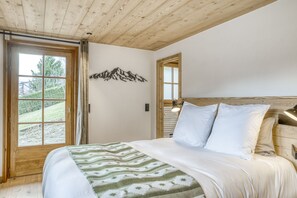 5 bedrooms, desk, iron/ironing board, free WiFi