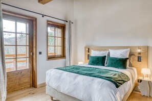 5 quartos, escrivaninha, ferros/tábuas de passar roupa