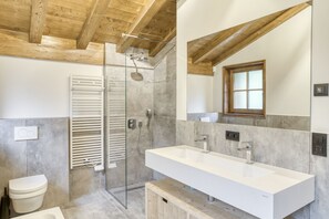 Bruser, miljøvenlige toiletartikler, hårtørrer, håndklæder