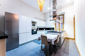 Een koelkast, een magnetron, een oven, een kookplaat