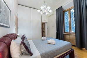 4 slaapkamers, een bureau, een strijkplank/strijkijzer, reisbedje