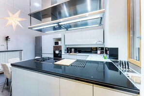 Een koelkast, een magnetron, een oven, een kookplaat