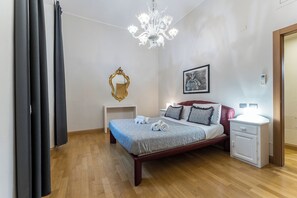 4 bedrooms, desk, iron/ironing board, travel cot