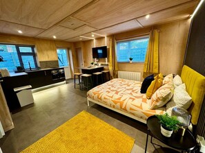 1 bedroom, iron/ironing board, WiFi, bed sheets - Stunning Secret Studio - Beach Retreat - Sleeps 4 (Westbourne)