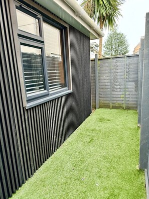 Property grounds - Stunning Secret Studio - Beach Retreat - Sleeps 4 (Westbourne)