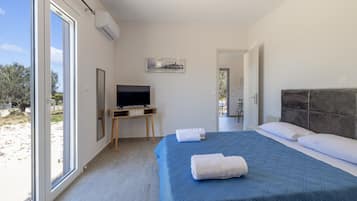 2 bedrooms, iron/ironing board, travel crib, WiFi (free)