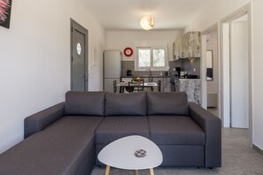Smart TV, fireplace - Manos House - Elegant Modern Escape (Svoronata)